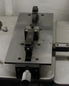 Dobladora a pedal con herramienta de doblado tipo tenaza Dobladora a pedal con herramienta de doblado tipo tenaza