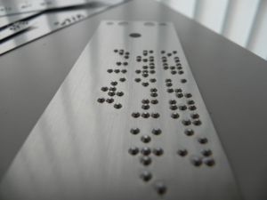 GENERALÜBERHOLT Voll-automatische Maschine zum Punzieren von Braille-Schrift auf Stahlband
