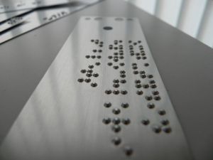 Punzonatrice per goffratura Braille per